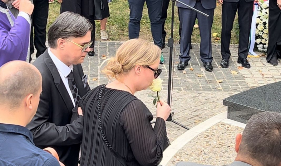 SAHRANJENA GLUMICA RADMILA ŽIVKOVIĆ Neutješna kćerka Bojana jeca i kuka na sav glas, potresne scene na Novom groblju
