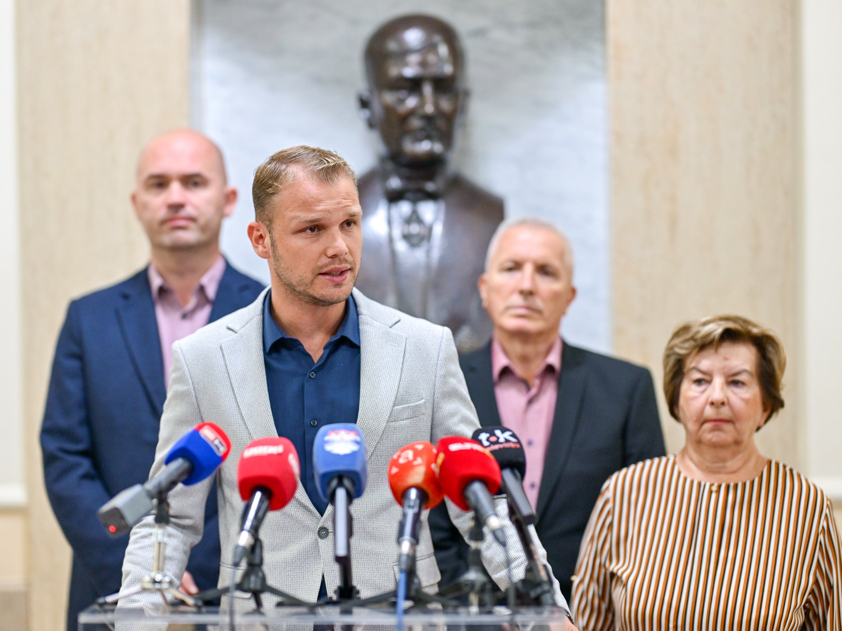 "VAŽE KARTICE ZA POVOLJNIJU KUPOVINU" Stanivuković: Zbog pritisaka na markete popuste će refundirati Grad