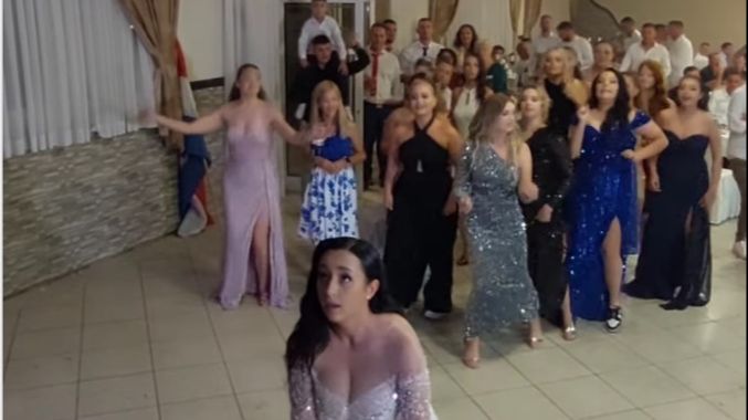 (VIDEO) LUDILO NA VJENČANJU U BiH One baš žele da se udaju: Mlada bacila bidermajer, nastao opšti haos