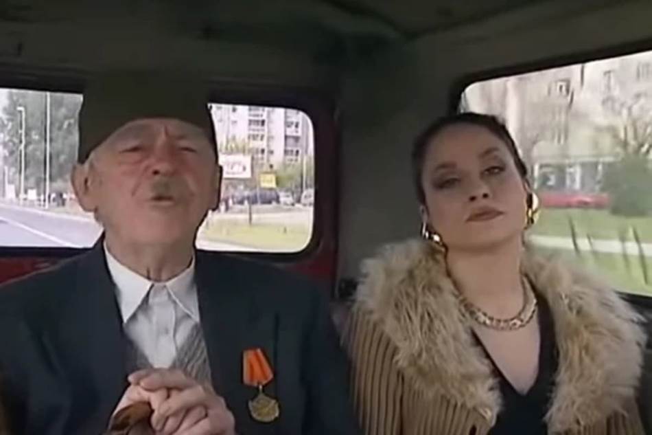 (FOTO/VIDEO) ŽAKE IZ "PORODIČNOG BLAGA" DANAS NE BISTE PREPOZNALI Bila u vezi s kolegom, a sad dobila ulogu u hit seriji