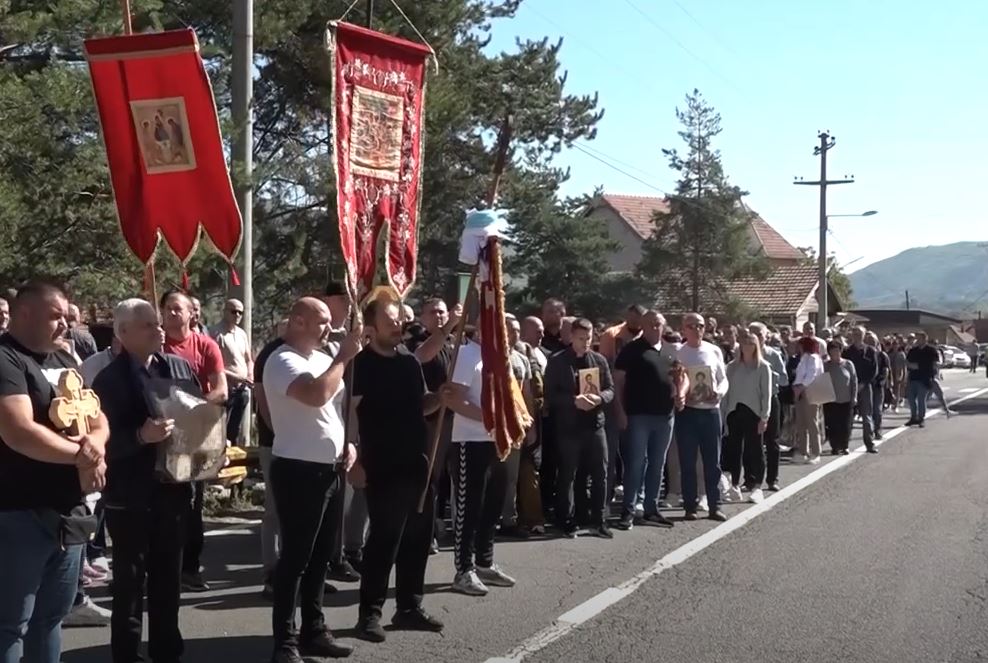 OKUPLJENI ISTAKLI KRST I ZASTAVU SPC NA ČELU KOLONE Protest u Zubinom Potoku zbog skrnavljenja srpskih svetinja