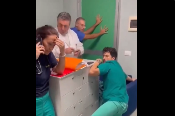 (VIDEO) HAOS U ITALIJI Djevojka preminula na operaciji, rođaci fizički napali ljekare