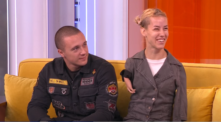(VIDEO/FOTO) "BOJALA SAM SE KAKO ĆU DA JE UZMEM" Dejana je rođena bez obje ruke, vozi auto, slika, kuva, živi sa suprugom i malim djetetom