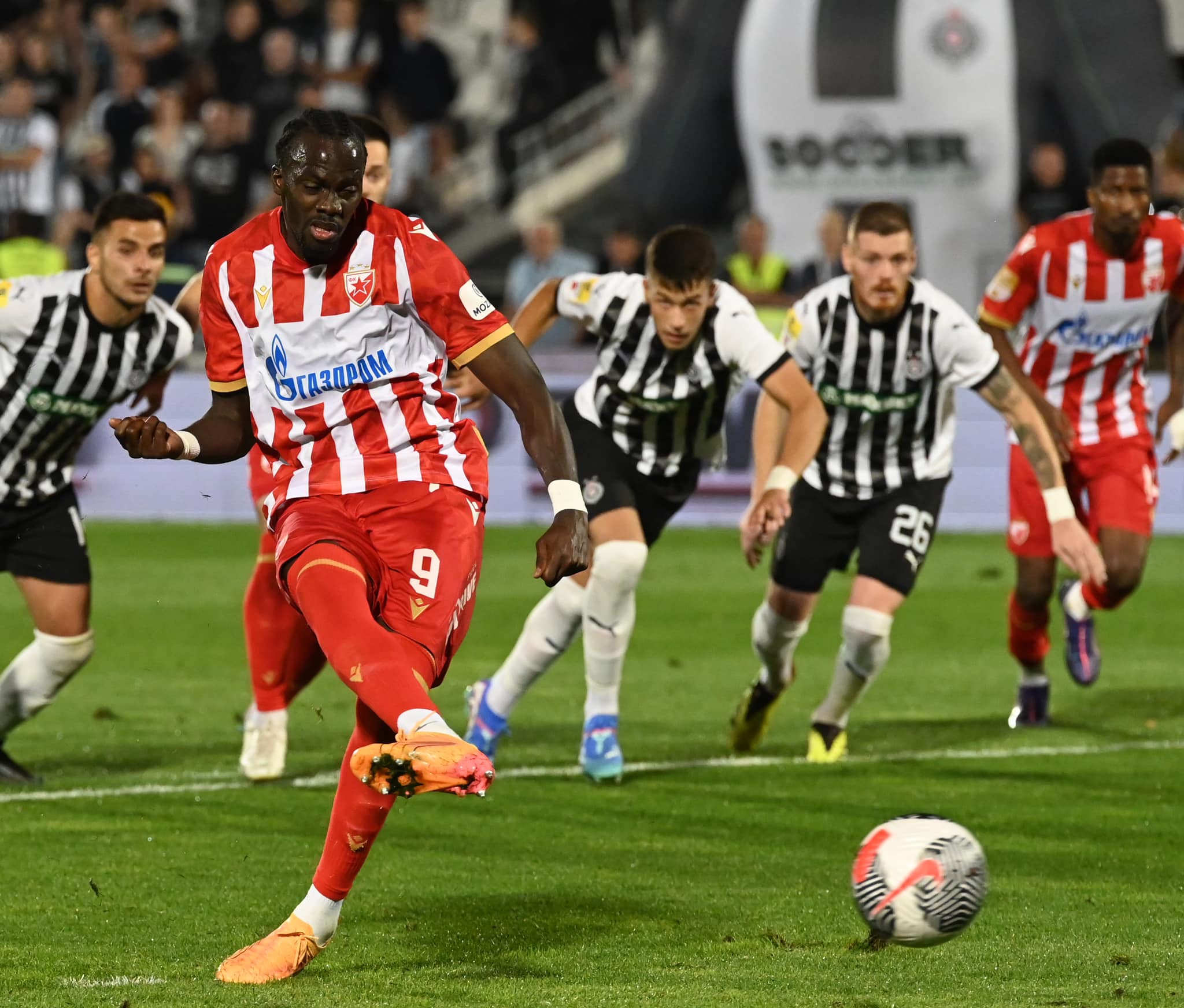 (FOTO) „CRNO-BIJELI“ KAO DOMAĆINI DEKLASIRANI U 174. VJEČITOM DERBIJU Zvezda „razbila“ i ponizila Partizan
