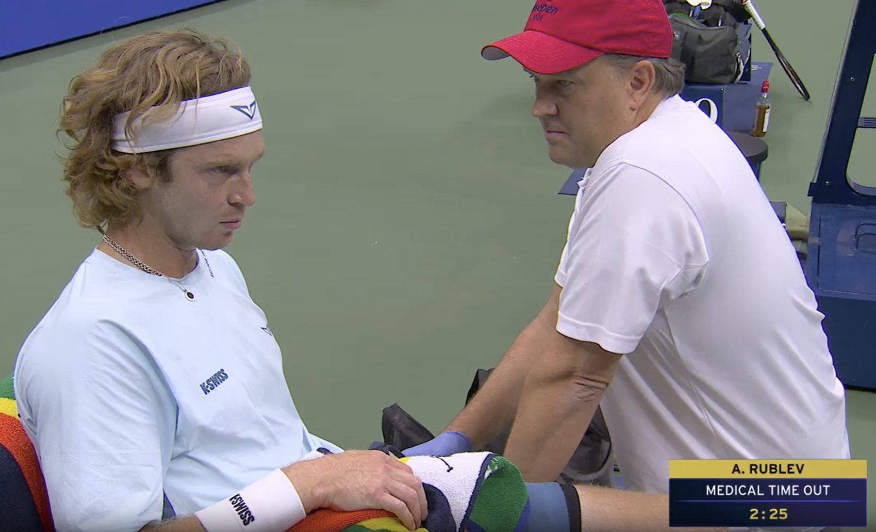 (VIDEO) BIZARNE SCENE NA US OPENU Rubljov izudarao sebe reketom pa pozvao doktora u pomoć