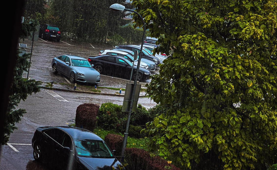 (FOTO/VIDEO) DAN SE PRETVORIO U NOĆ Snažno nevrijeme u Banjaluci, ulice pod vodom