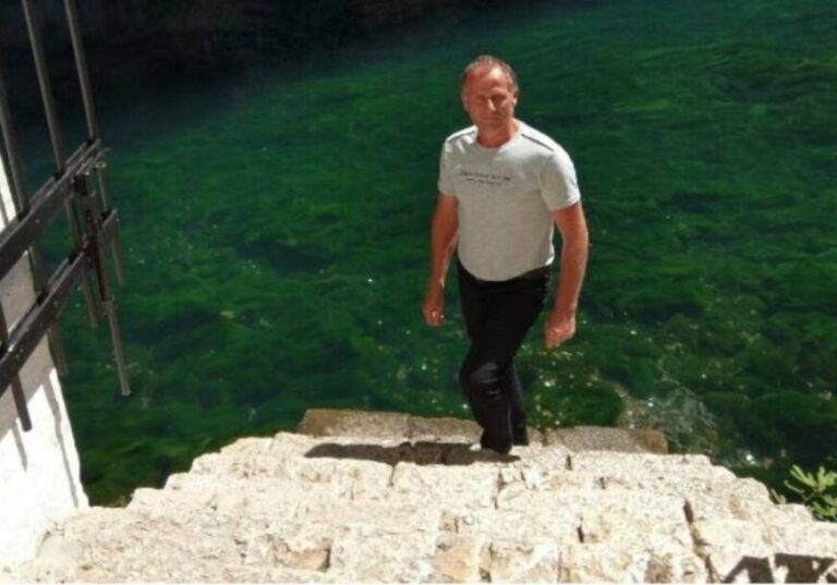 ISPALIO VIŠE OD 10 METAKA IZ AUTOMATSKE PUŠKE Trostruki ubica iz Sanskog Mosta se branio šutnjom