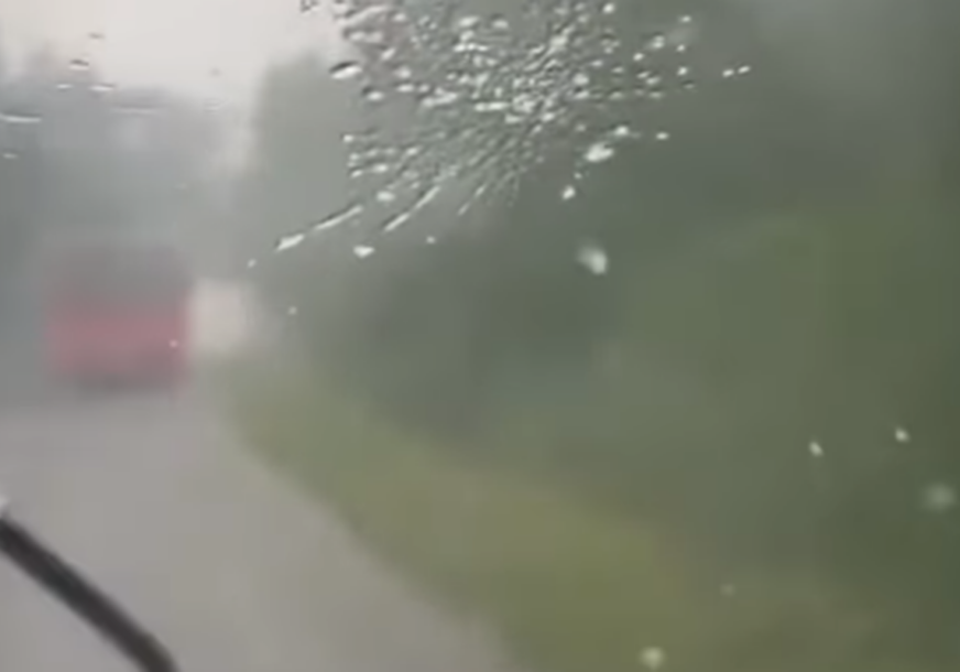 (FOTO) JAKO NEVRIJEME U SRBIJI Vozila stoje u zaustavnoj traci, krovovi se bijele od leda