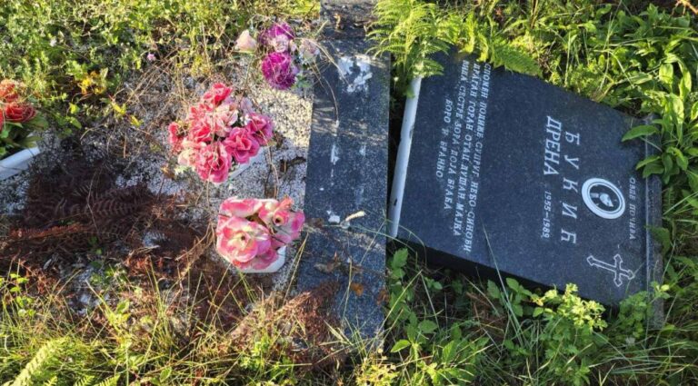 PONOVO NA METI VANDALA! Oskrnavljeno pravoslavno groblje kod Ključa
