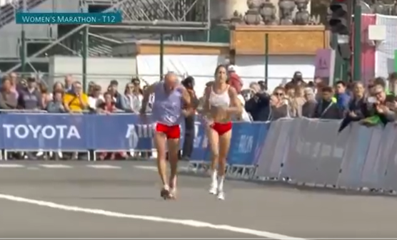 (VIDEO) SUROVA PRAVILA JE KOŠTALA MEDALJE Slijepa olimpijka pomogla vodiču da se ne sruši: Uradila ono što nikako nije smjela...