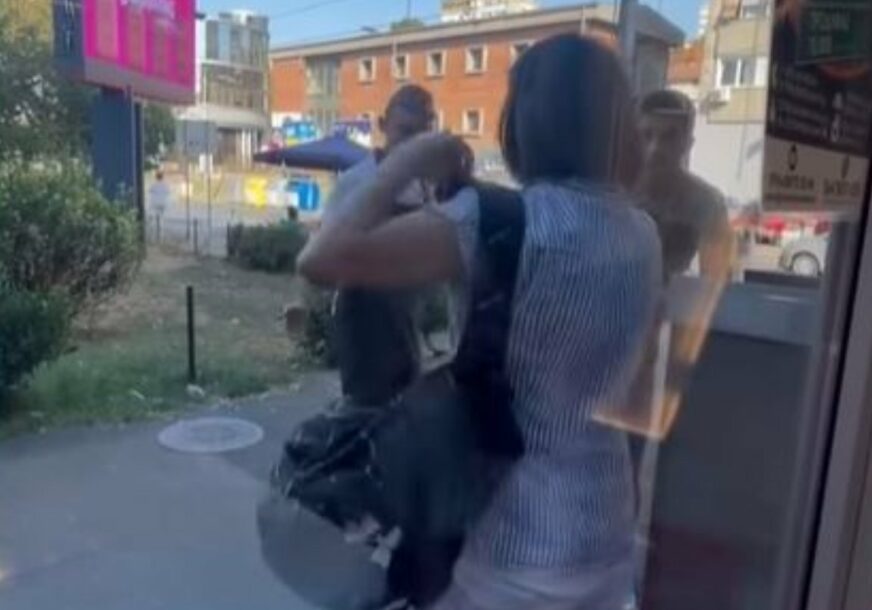 (VIDEO) KAKAV HOROR U BEOGRADU! Uznemirujući snimak razbjesnio internet: Muškarac ispred pekare šamara ženu