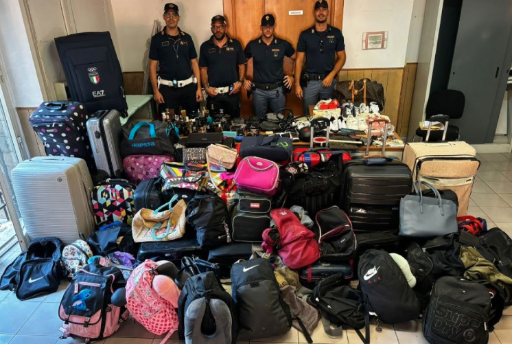 POLICIJA PRONAŠLA DESETINE KOFERA, RUKSAKA, SATOVA... Maloljetnik iz BiH pljačkao turiste po Italiji