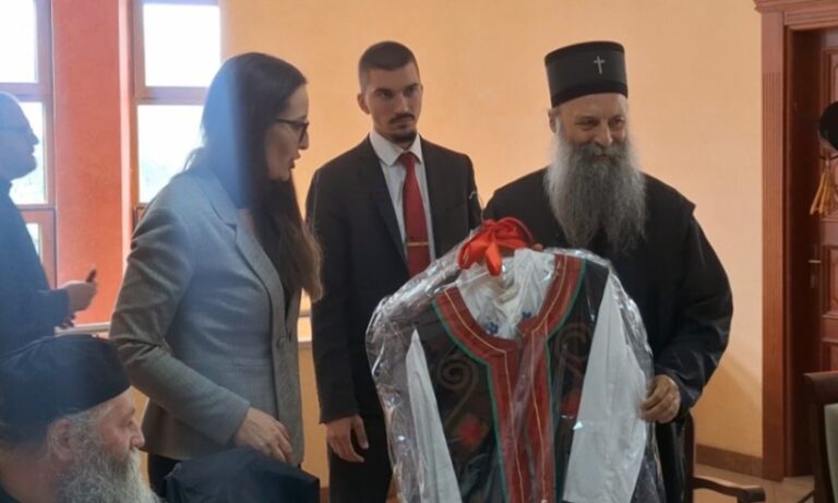 JEDAN OD SIMBOLA SRPSKOG NARODA Patrijarh dobio na poklon unačku nošnju
