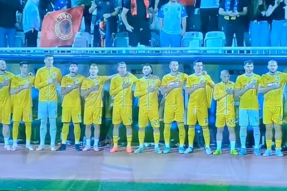 SKANDAL U PRIŠTINI "UČK" zastave iza klupe Rumuna