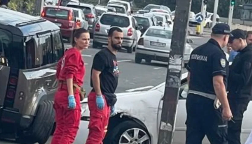 (FOTO) DETALJI SAOBRAĆAJKE U BEOGRADU Automobil nakon sudara uletio na autobusko stajalište