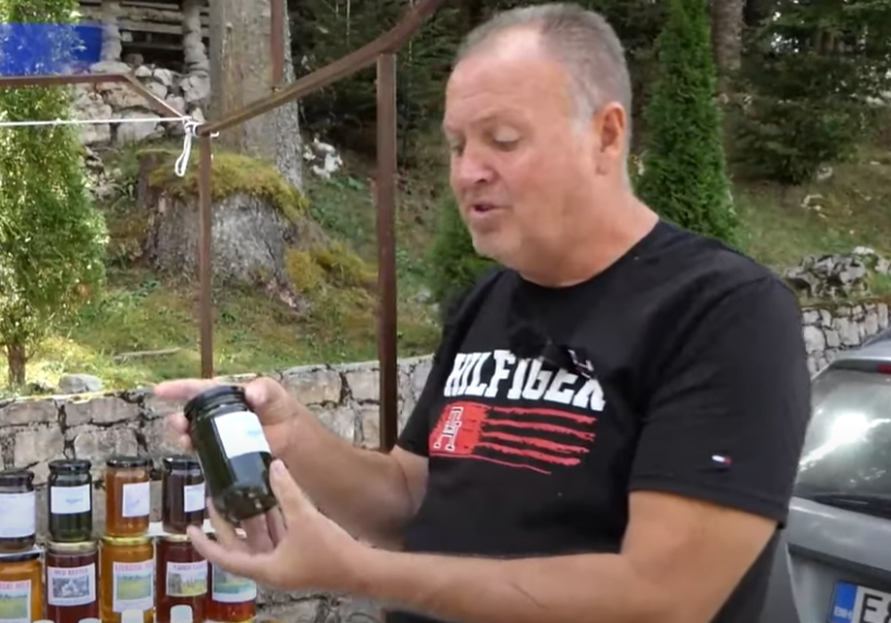 (VIDEO) NE DIŽE GLAVU OD POSLA Najpoznatiji travar ima kupaca čak iz Amerike