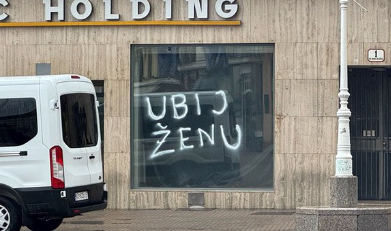 (FOTO) SRAMOTNO! Muškarac usred noći ispisao "Ubij ženu" u centru grada: Na više lokacija se pojavili jezivi grafiti