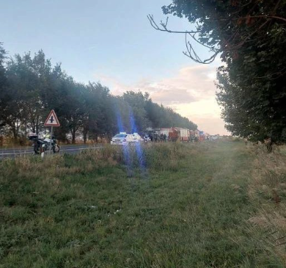 (FOTO) TEŠKA SAOBRAĆAJNA NESREĆA Automobil podletio pod kamion, pa se zapalio