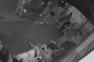 (UZNEMIRUJUĆI VIDEO) STRAŠNO! Djevojčicu (14) brutalno prebile drugarice iz razreda nasred ulice