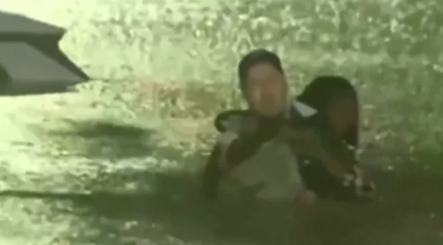(VIDEO) NEVJEROVATNA SCENA Voditelj prekinuo javljanje uživo i spasao ženu iz auta