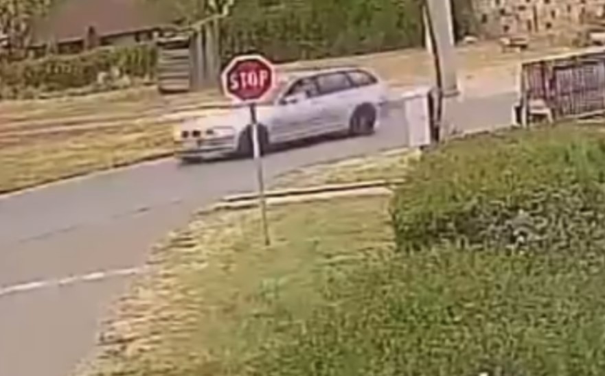 (UZNEMIRUJUĆI VIDEO) OVO JE MONSTRUOZNO Potresna scena, bahati vozač BMW pregazio psa, pa se bez imalo savjesti okrenuo i otišao
