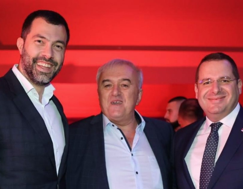 (FOTO) TRIBINA SNSD-a U OBILIĆEVU Umičević zadovoljan: Narod se probudio!
