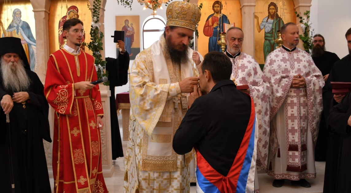 (FOTO) VLADIKA SERGIJE ODLIKOVAO VULINA Osveštan Hrama Svetog proroka Ilije u Sitnici