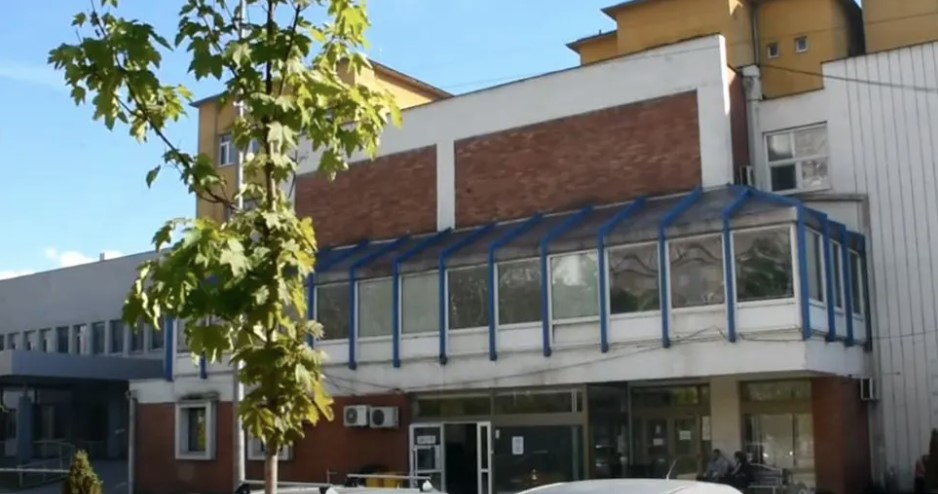 HITNO PREVEZENA U BOLNICU Poznato stanje d‌jevojčica na koje je pao plafon u školi