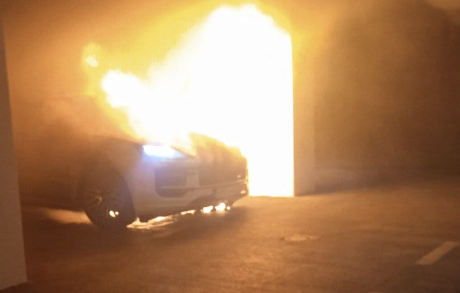 (FOTO) VELIKA MATERIJALNA ŠTETA U centru Banjaluke gorio skupocjeni automobil
