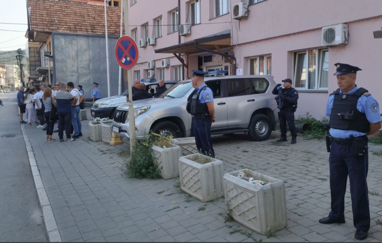 POLICIJA IM NE DOZVOLJAVA Srbi sa sjevera KiM pokušali da dođu do svojih radnih mjesta