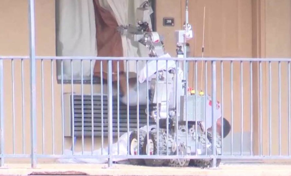 (VIDEO) "ROBOKAP" NA DJELU Policijski robot savladao kriminalca u nesvakidašnjoj akciji hapšenja