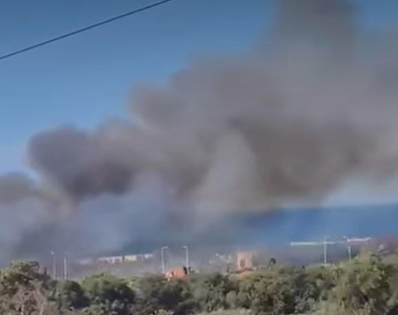 (VIDEO) UGAŠEN POŽAR U GRČKOJ Turisti se još ne vraćaju u hotele, vatra stigla do kapija kuća