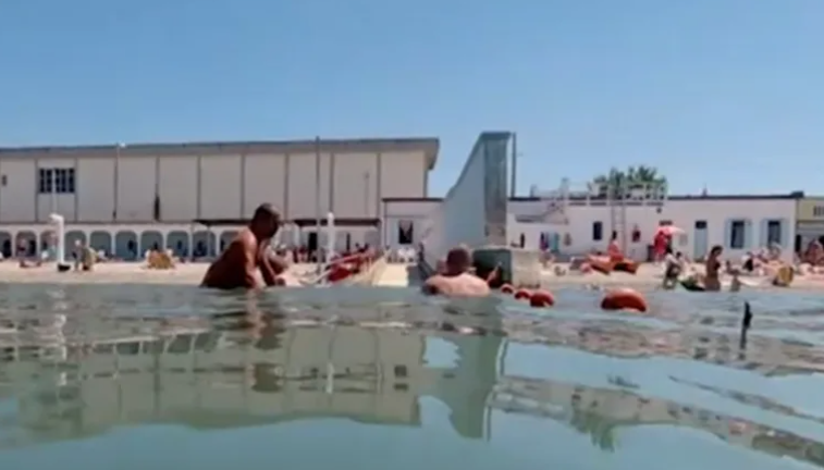 (VIDEO) MUŠKARCI I ŽENE ODVOJENI ZIDOM Plaža koju Tršćani ne bi dali ni za šta