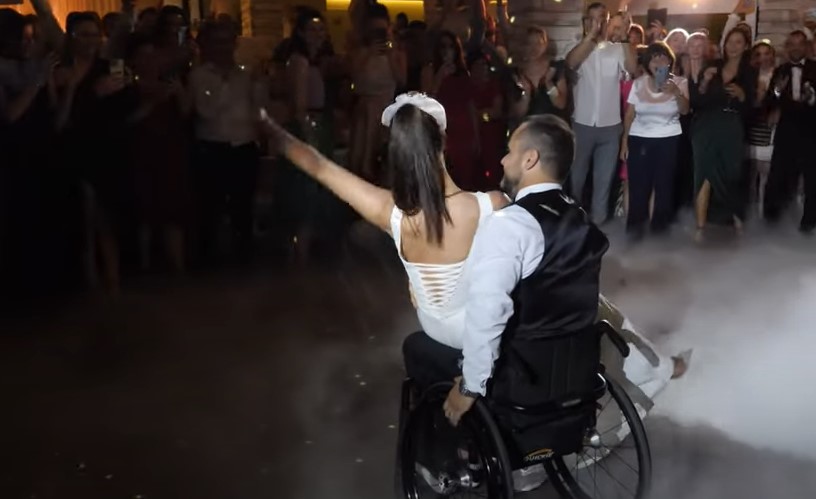 (VIDEO) MATKOVA I VANDINA PRIČA VRAĆA VJERU U LJUBAV Momak u kolicima otplesao prvi ples sa ženom svojih snova