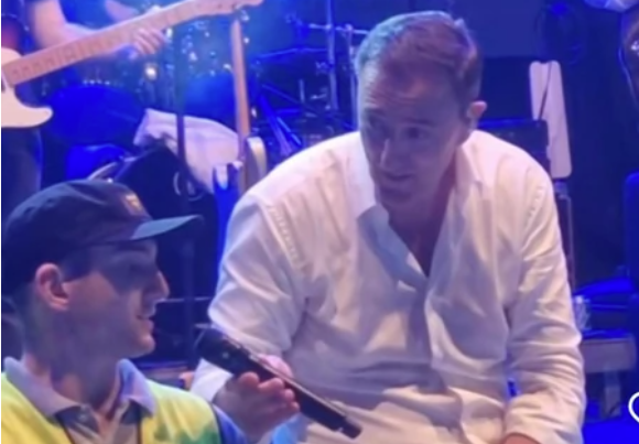 (VIDEO) KAD TE OBRUKA SERGEJ ĆETKOVIĆ Pjevao, a onda uradio ovo momku iz obezbjeđenja, klip šokirao sve