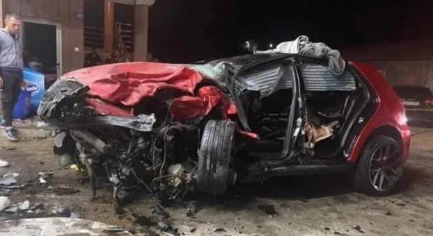 (UZNEMIRIJUĆI SNIMAK) VOZILO SMRSKANO Objavljen video sa mjesta sudara mercedesa i golfa u Velikoj Kladuši