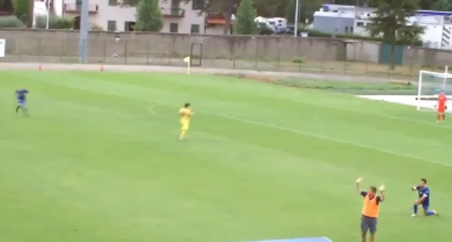 (VIDEO) ŠOU NA FUDBALSKOM MEČU Trener uletio na teren, oborio igrača i presjekao kontru