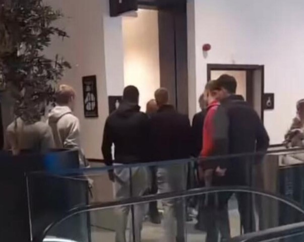 (VIDEO) HAOS U TRŽNOM CENTRU Muškarci htjeli u toalet, čistačica ih tukla džogerom