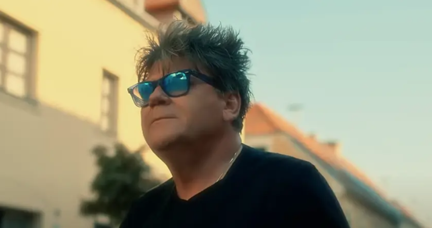 (VIDEO) "TUGO, NESREĆO" Crvena jabuka posvetila pjesmu Bori Đorđeviću