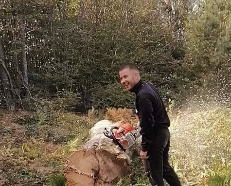 MLADIĆ ČIJA SNAGA I POSVEĆENOST NADMAŠUJU SVE PREPREKE Aleksandar (22) od sječe drva plaća školarinu i ostvaruje svoje snove