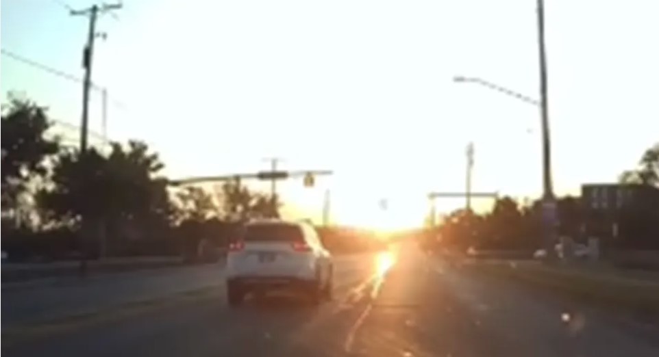 (VIDEO) POSTAO VIRALAN NA MREŽAMA Pojavio se snimak djevojčice koja je ukrala auto od roditelja i otišla u trgovinu