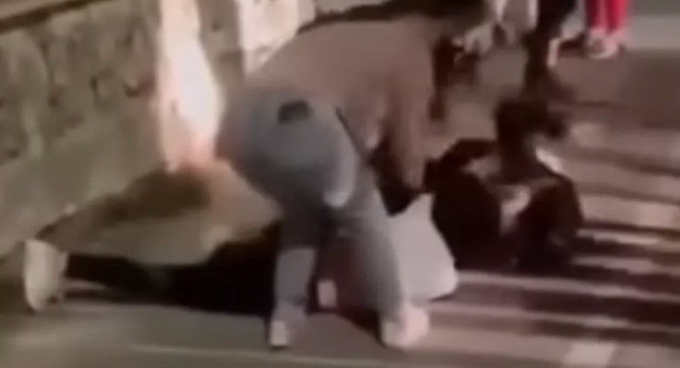 (UZNЕMIRUJUĆI VIDЕO) JEZIV SLUČAJ Tri maloljetnice brutalno pretukle vršnjakinju zbog dečka