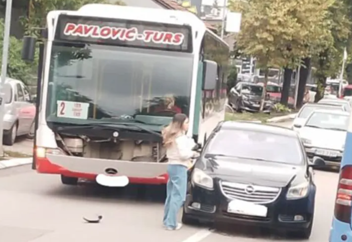 USPOREN SAOBRAĆAJ Sudar autobusa i auta u Banjaluci