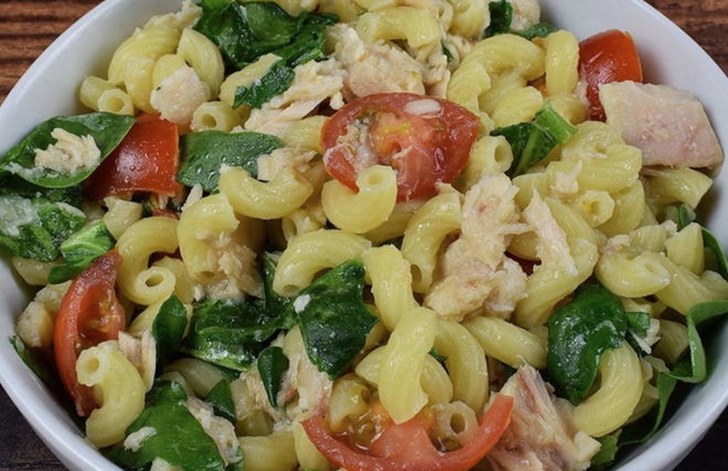 IDEALNA ZA VEČERU Brza obrok salata sa tunjevinom i makaronima