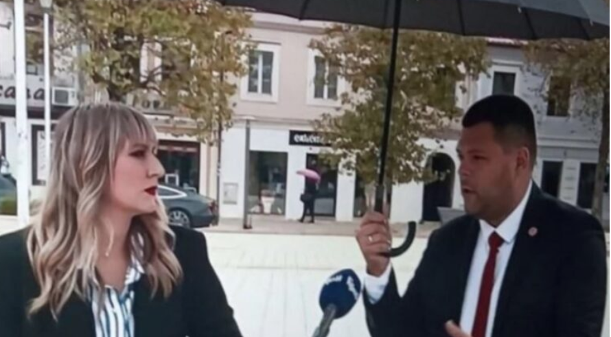 (FOTO) CRNOGORAC ZAPALIO MREŽE Političar sebe sklonio od kiše, a novinarku ostavio da kisne
