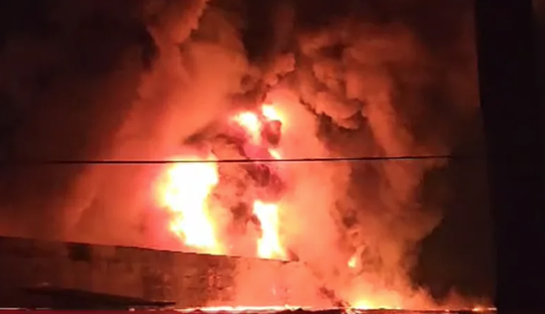 (VIDEO) VATROGASCI NA TERENU Gori skladište u Banjaluci