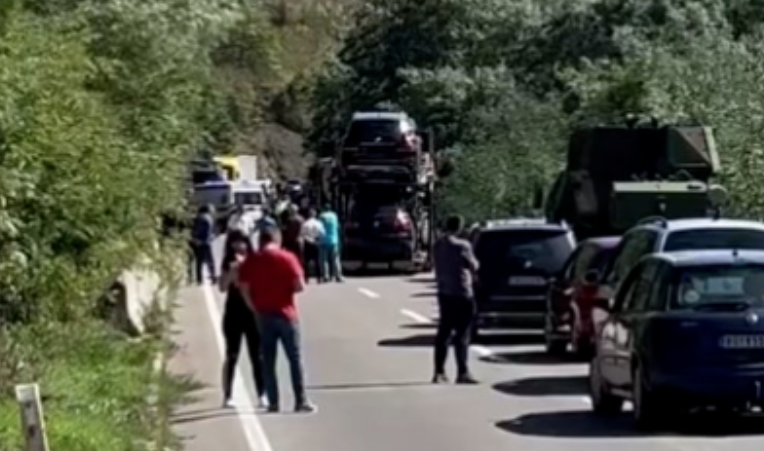 STRAVIČNA SAOBRAĆAJKA U SRBIJI U sudaru sa vojnim transporterom poginula petočlana porodica