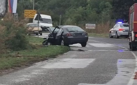 TEŠKA SAOBRAĆAJKA Tri osobe povrijeđene, automobil uništen do neprepoznatljivosti