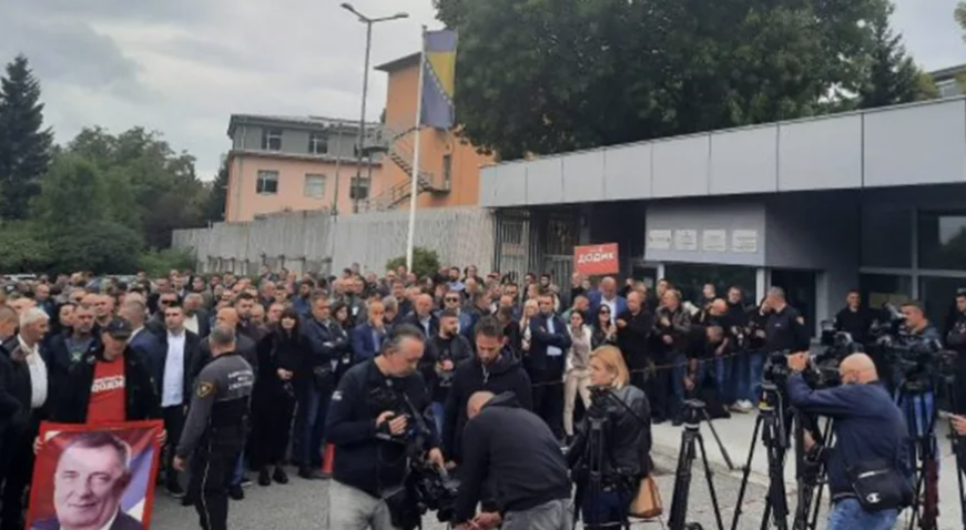SUĐENJE ZAKAZANO ZA 13 ČASOVA Podrška Dodiku i Lukiću ispred Suda BiH
