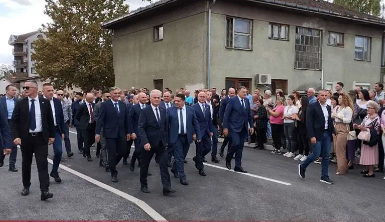 (VIDEO) POSJETA VRTIĆU "SRBIJA" Veliki broj Srpčana dočekao predsjednika Srpske i premijera Srbije
